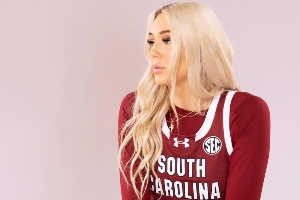 爱情事业双丰收！9号秀博伊尔斯的女友 金发碧眼打球还超棒