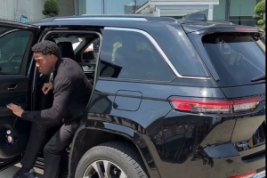 新援来了！戴维抵达尤文体检中心，众多球迷欢迎