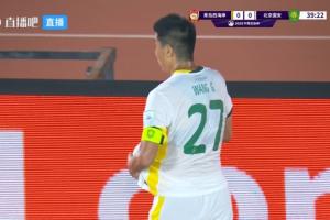 王刚掷界外球脱手，随后裁判示意重发