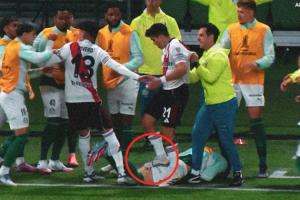 上头阿库尼亚顶人+踩踏无处罚，两次推人+送点吃2黄被罚下