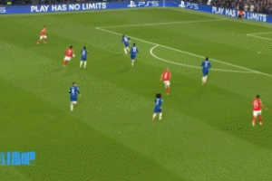 差点主场落后！卢克巴基奥左脚抽射，桑切斯将球扑到立柱上弹出