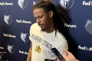 母校情节！莫兰特训练营穿大学T恤 还表示自己平时都穿母校的衣服