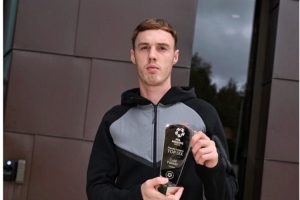 荣膺PFA年度最佳球员前6，PFA官方晒帕尔默领取奖杯照片