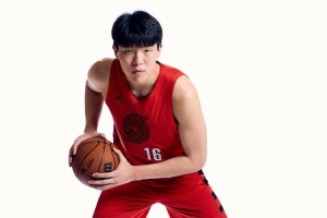 媒体人：杨瀚森把所有的技能全部展现 和第一场的表现天差地别