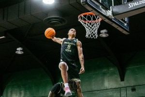 这四扣什么水平？奥尼尔二儿子沙基尔拿到校队扣篮大赛冠军！