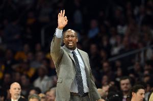 美记：迈克-布朗在勇士开拓了进攻视野 不过他的根基仍在防守端