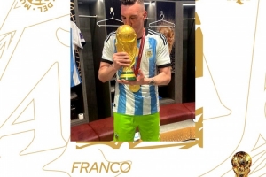 阿根廷晒海报祝贺阿尔玛尼39岁生日，生涯27冠位列阿根廷门将之首