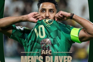 官方：利雅得新月34岁边锋多萨里当选亚足联年度最佳球员