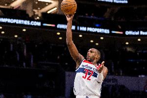 米德尔顿：雄鹿球迷的爱太棒了 对2万人挥手致意就像儿时梦想成真